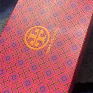 Brand New Tory sneakers 😍 woman’s size 8 can fit up to 8/12